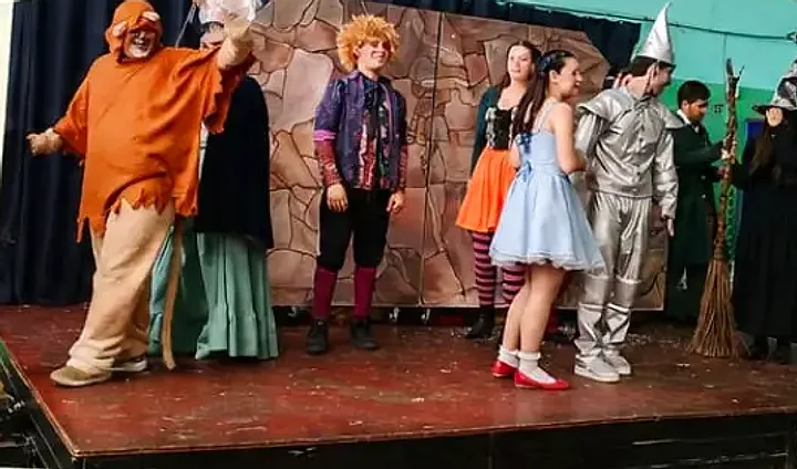 La obra de El mago de Oz en el escenario del jardín