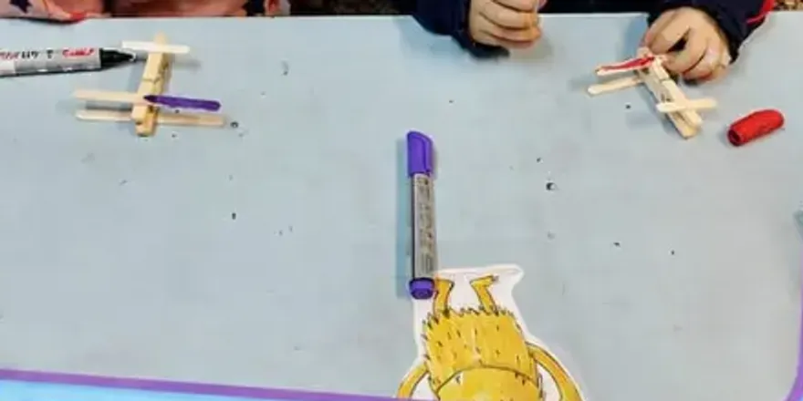 Avioncitos hechos con broches y palitos de helado