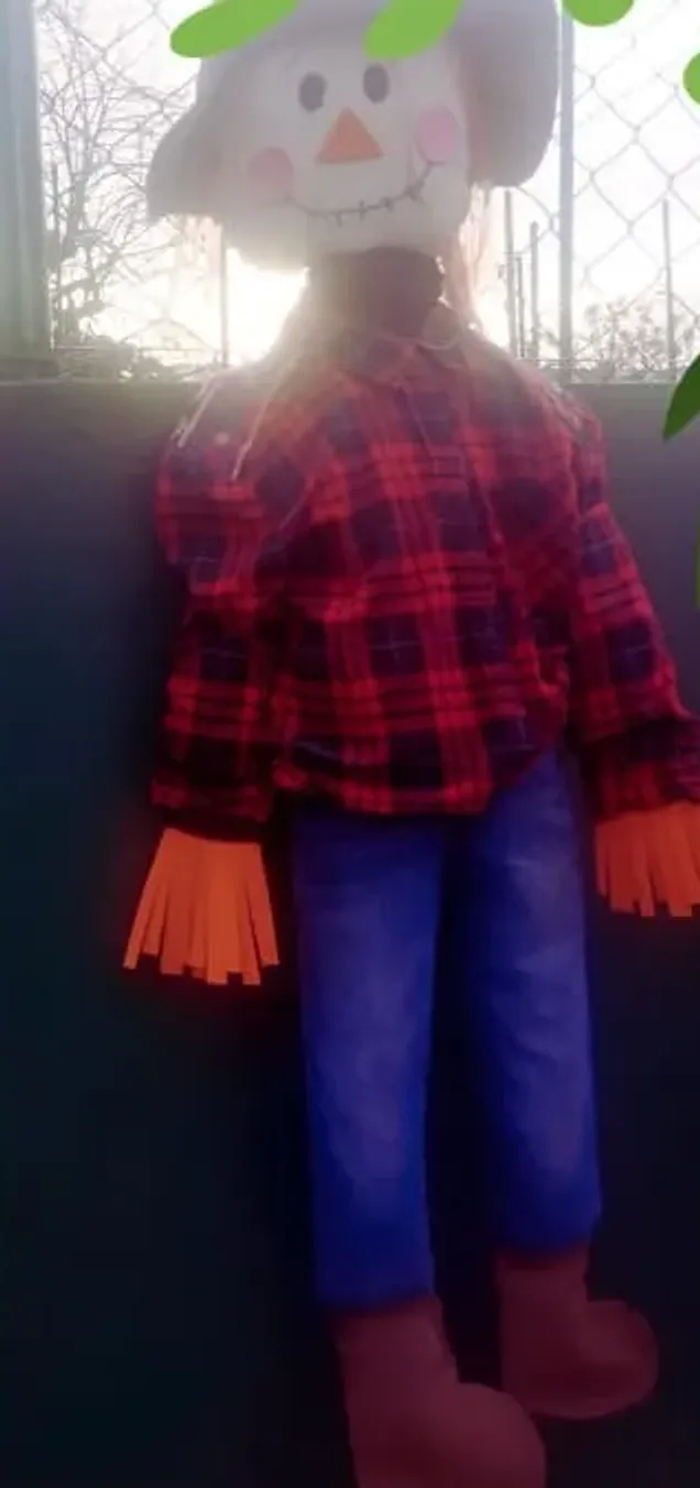 El espantapájaros de la huerta, con camisa a cuadros